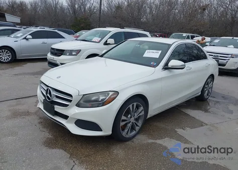 2016 Mercedes-Benz C 300 z USA, uszkodzony, nr VIN 55SWF4JB1GU113983